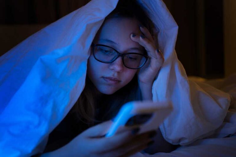 Une jeune adolescente, accro aux réseaux sociaux, qui présente des signes de déprime.