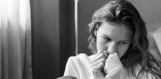 Mal-être : quand nos mots en disent long sur notre santé mentale Une femme qui s’est aperçue, à travers ses propres mots, qu’elle traversait une phase de mal-être psychologique.