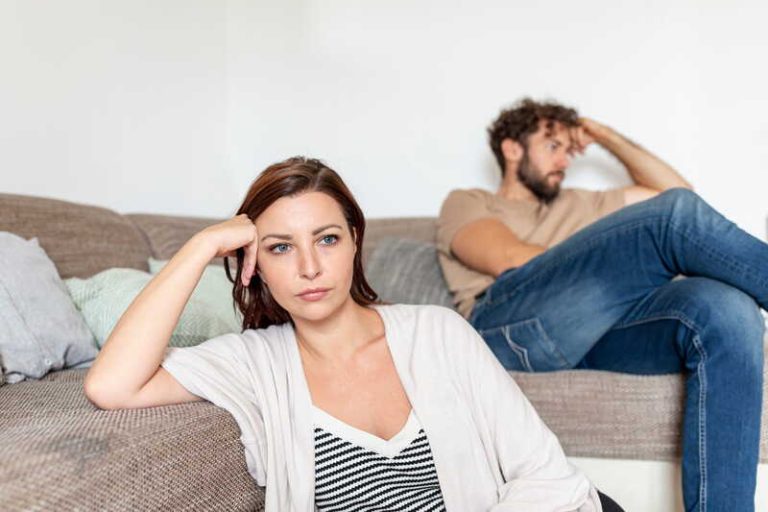 Une femme malheureuse, qui se sent seule dans son couple parce que son mari la prend pour acquise.
