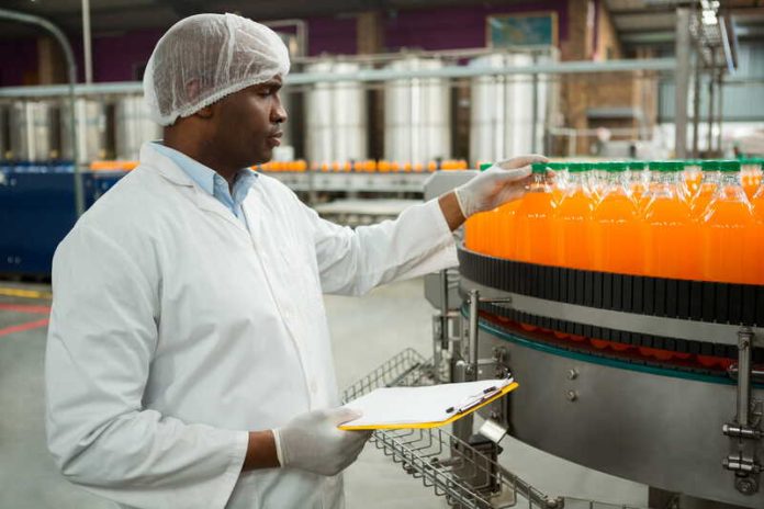 Sodas, snacks, desserts aliments ultra transformés bientôt interdits en restauration collective Ma Santé Un homme qui travaille dans l'agroalimentaire et produit des aliments ultra-transformés à destination de la restauration collective.