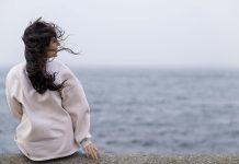 Solitude : mais pourquoi certains restent célibataires si longtemps ? Une femme qui vit un célibat prolongé parce qu'elle ne sait comment faire durer une relation.