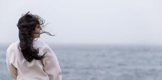 Solitude : mais pourquoi certains restent célibataires si longtemps ? Une femme qui vit un célibat prolongé parce qu'elle ne sait comment faire durer une relation.