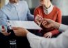 Bien choisir sa mutuelle santé : les 10 questions essentielles à se poser Un couple qui souscrit une assurance santé.