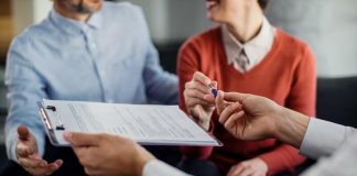 Bien choisir sa mutuelle santé : les 10 questions essentielles à se poser Un couple qui souscrit une assurance santé.