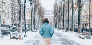 Système cardiovasculaire : pourquoi le froid met-il le cœur à rude épreuve ? Une femme à la santé cardiovasculaire qui n'a pas conscience du danger des grands froids pour son coeur.