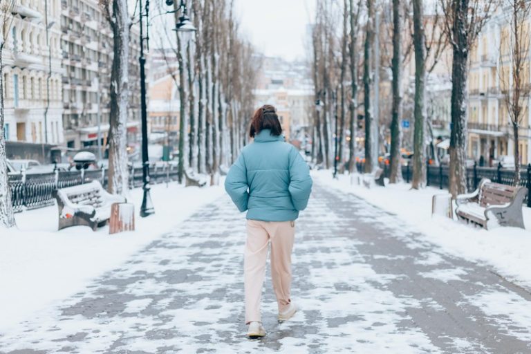 Une femme à la santé cardiovasculaire qui n'a pas conscience du danger des grands froids pour son coeur.