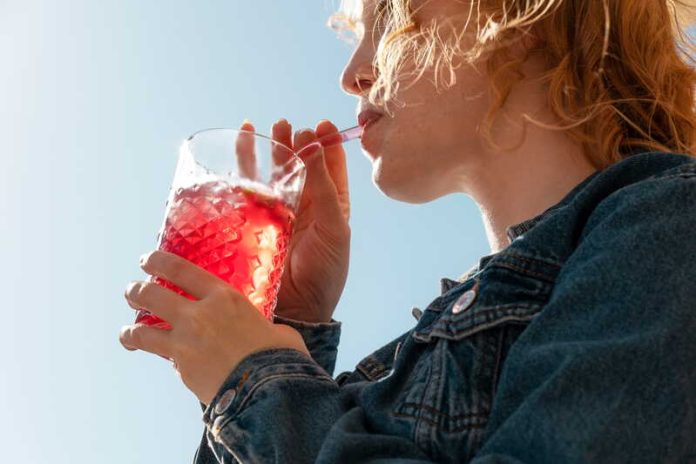 Trop bon marché pour être sain OMS appelle à taxer les boissons sucrés alcoolisés sucre alcool Ma Santé Une femme qui boit une boisson remplie de sucre et d'alcool.