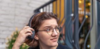 Troubles auditifs : un quart de la population pourrait perdre une partie de son audition d’ici 2050 Une jeune fille perd peu à peu son audition à cause de son casque audio.