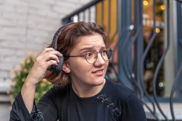 Une jeune fille perd peu à peu son audition à cause de son casque audio.