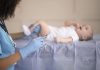 Varicelle : la vaccination des nourrissons pourrait devenir obligatoire Un nourrisson en train de se faire vacciner contre la varicelle.