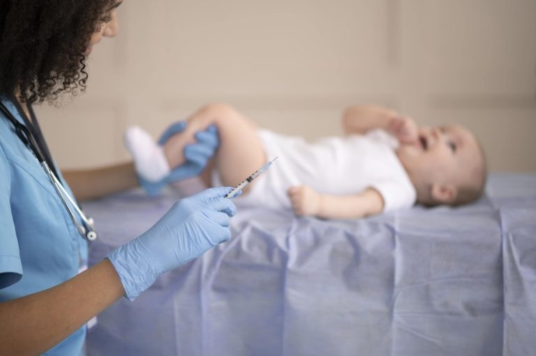 Un nourrisson en train de se faire vacciner contre la varicelle.
