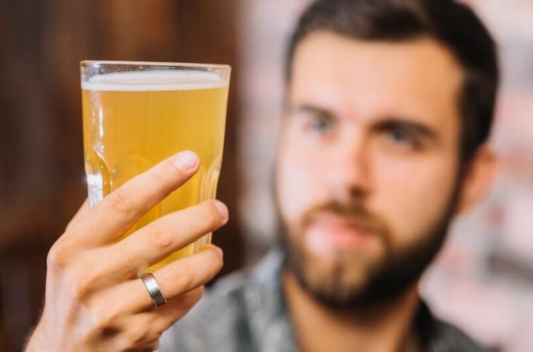 Un jeune homme tenté de voire de l'alcool en plein défi du dry January.