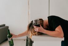 Coma éthylique : quels sont les signes et les symptômes ? Une femme victime d'un comas éthylique.