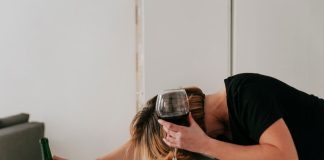 Coma éthylique : quels sont les signes et les symptômes ? Une femme victime d'un comas éthylique.