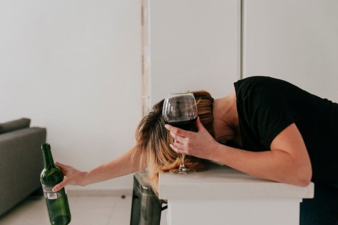 coma-ethylique-dangers-alcool-effets-graves-risques-symptomes-ma-sante Une femme victime d'un comas éthylique.