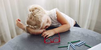 Bougeotte, inattention, impulsivité : la méthode d’Olivier Revol pour déceler un vrai TDAH Une petite fille pour laquelle un TDAH est suspecté mais pas encore diagnostiqué.