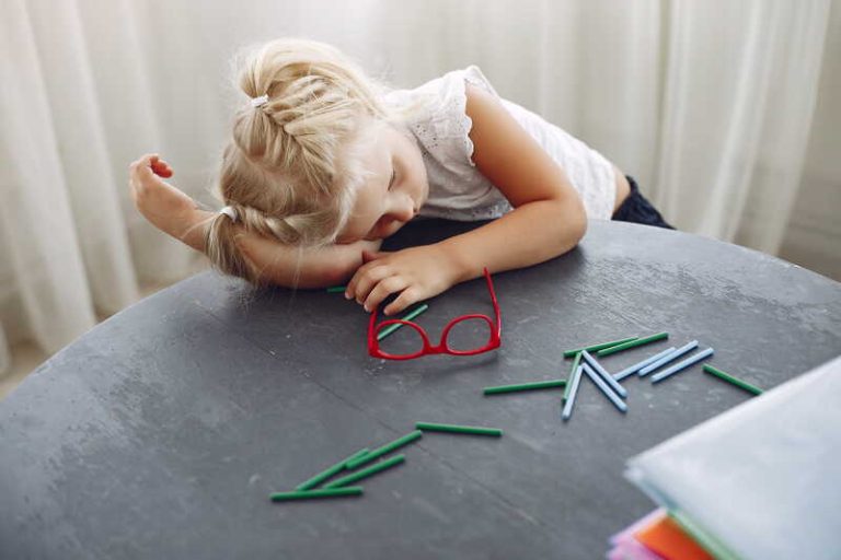 Une petite fille pour laquelle un TDAH est suspecté mais pas encore diagnostiqué.