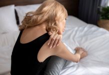 Bursite : quand votre douleur à l’épaule vous empêche de dormir Une femme avec des douleurs à l'épaule et suspectant une bursite d'épaule.