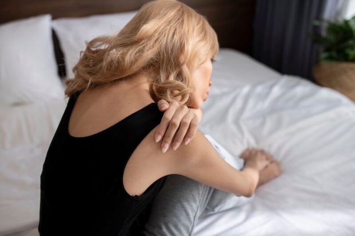 douleurs epaule symptômes causes traitements bursite ma sante Une femme avec des douleurs à l'épaule et suspectant une bursite d'épaule.