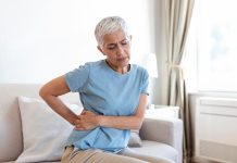 Diverticulite : comment soulager ces maux de ventre ? Une femme se tordant de douleurs au ventre en bas à gauche, suspectant une diverticulite.