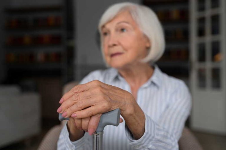Une femme qui vieillit en bonne santé en France.