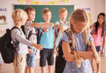 Harcèlement à l’école élémentaire : un enfant sur six est concerné Un groupe d'enfants qui harcèlent une jeune primaire.