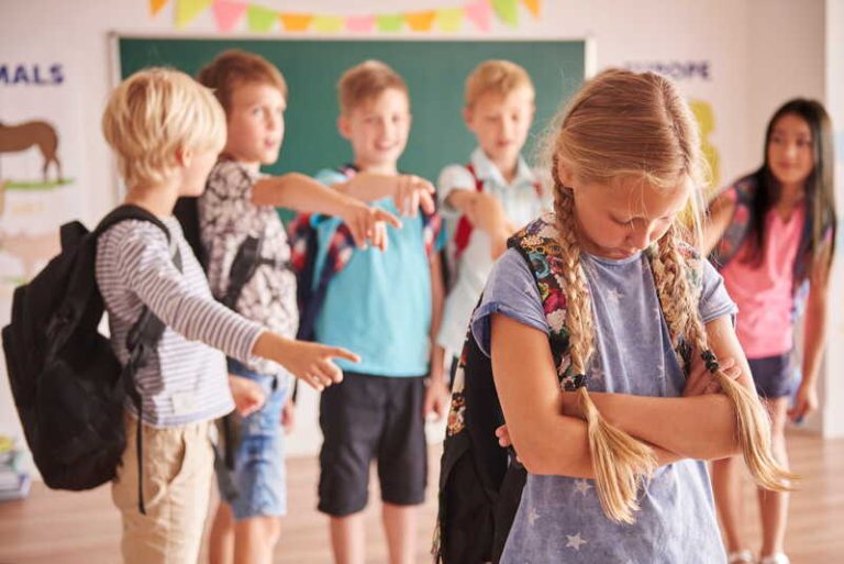 Un groupe d'enfants qui harcèlent une jeune primaire.