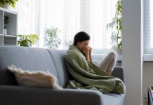 Déprime : pourquoi l’hiver plombe-t-il plus certains signes astrologiques ? Une femme souffrant d’une dépression saisonnière et persuadée que son signe astrologique la rend plus vulnérable.