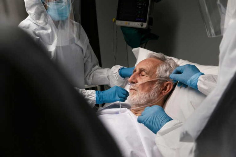 Un homme en fin de vie, hospitalisé pour une maladie grave et incurable.
