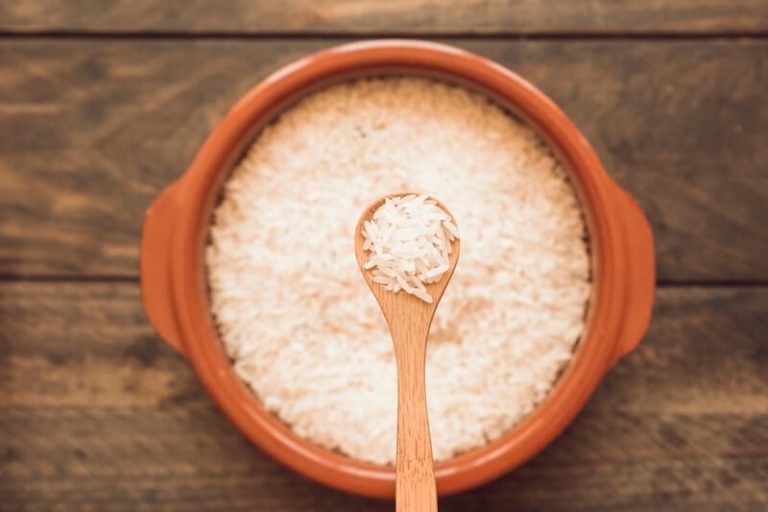Un bol de riz cuit sur la table prêt a être servi.