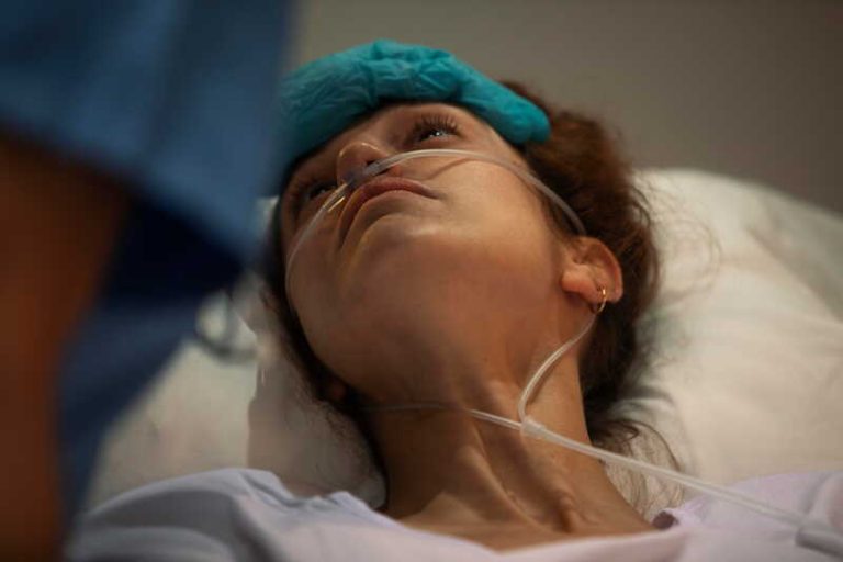 Une femme, victime de l'incendie de Crans-Montana, est hospitalisée au CHUV dans l'attente des soins à base de gel expérimental issu d'un ver marin.