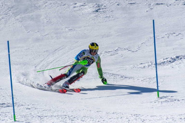 Un skieur professionnel qui dévale une piste à grande vitesse lors des JO d’hiver avec une rupture du ligament croisé antérieur.
