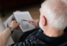 Alzheimer : et si la maladie n’Ć©tait pas uniquement cĆ©rĆ©brale ? Un vieil homme atteint de la maladie dāAlzheimer, qui comprend que la maladie nāest pas uniquement cĆ©rĆ©brale.