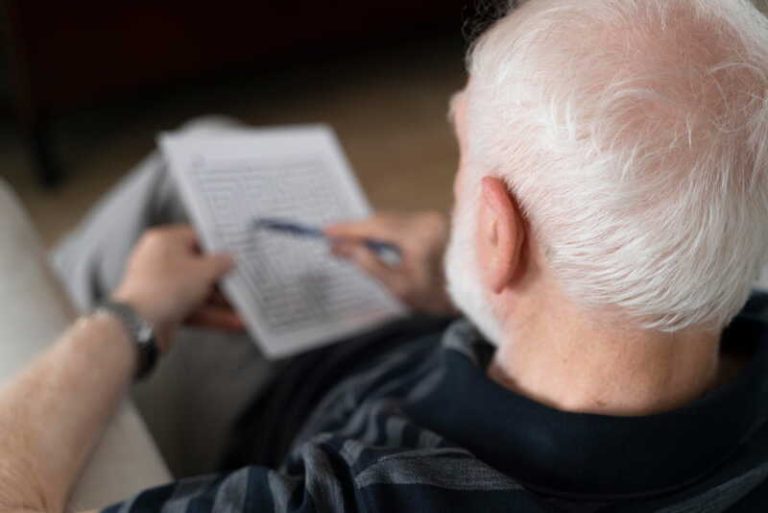 Un vieil homme atteint de la maladie d’Alzheimer, qui comprend que la maladie n’est pas uniquement cérébrale.