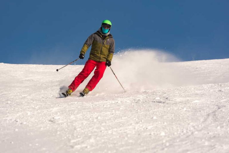 Un skieur de retour sur les pistes après une opération des ligaments croisés suite à une chute.