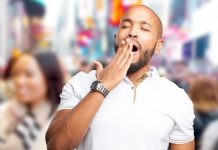 Bâillement excessif : simple réflexe lié au manque de sommeil ou vrai symptôme à ne pas ignorer ? Un homme qui bâille excessivement, suspectant une fatigue passagère ou un trouble du sommeil.