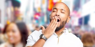 Bâillement excessif : simple réflexe lié au manque de sommeil ou vrai symptôme à ne pas ignorer ? Un homme qui bâille excessivement, suspectant une fatigue passagère ou un trouble du sommeil.