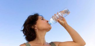 Boire 1,5 litre d’eau par jour : des recommandations erronées ? Une femme qui boit les 1,5 L d’eau par jour recommandés.