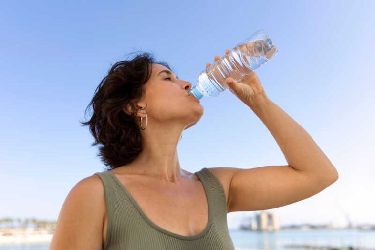 Une femme qui boit les 1,5 L d’eau par jour recommandés.