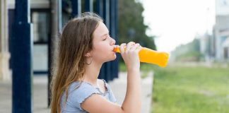 Boissons sucrées : une consommation qui pourrait fragiliser la santé mentale des adolescents Une jeune adolescente qui boit une boisson sucrée.