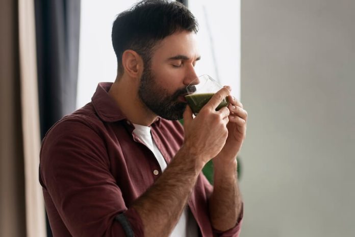 bouillon d’os bienfaits dangers ma sante Un homme souffrant de douleurs intestinales a recours au bouillon d’os pour se soulager.