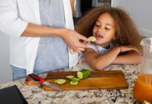 Cadmium, plomb, aluminium… même nos légumes n’échappent pas aux métaux lourds ! Une mère qui nourrit son enfant avec des aliments contaminés aux métaux lourds.
