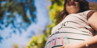 Canicule, pollution, stress : l’environnement aurait un impact sur le poids de naissance Une femme enceinte pendant la canicule qui ne connaît pas les risques d’une forte chaleur pour les bébés.