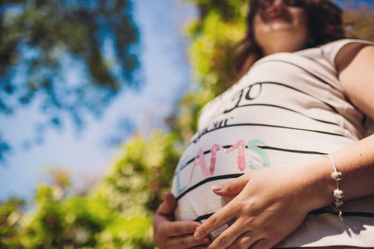 Une femme enceinte pendant la canicule qui ne connaît pas les risques d’une forte chaleur pour les bébés.