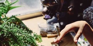 Cannabis thérapeutique en France : vers une légalisation fin 2026 ? Une femme bénéficiant de cannabis thérapeutique pour apaiser son anxiété grâce à l’expérimentation prolongée, lancée en 2021.