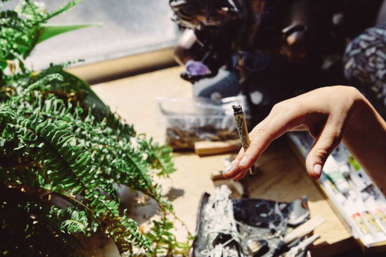 Une femme bénéficiant de cannabis thérapeutique pour apaiser son anxiété grâce à l’expérimentation prolongée, lancée en 2021.