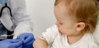 Coqueluche : la toux qui menace surtout les nourrissons Un nourrisson en train de recevoir ses vaccins de rappel chez le pédiatre.