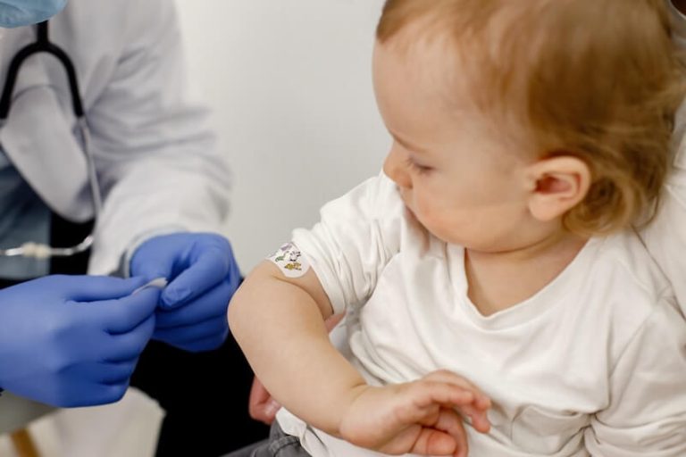 Un nourrisson en train de recevoir ses vaccins de rappel chez le pédiatre.