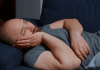 Cortisol : l’hormone du stress est-elle vraiment votre ennemie ? Un homme Ă©prouve des difficultĂ©s Ă s’endormir en raison d’un taux de cortisol trop Ă©levĂ©.