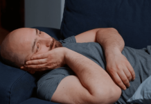 Cortisol : l’hormone du stress est-elle vraiment votre ennemie ? Un homme éprouve des difficultés à s’endormir en raison d’un taux de cortisol trop élevé.